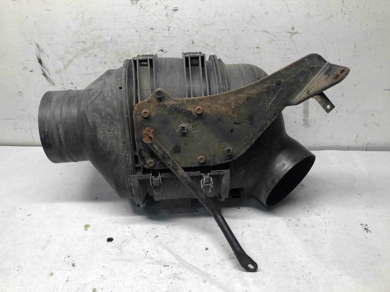 3801067C92 | Ford F750 Air Cleaner for Sale