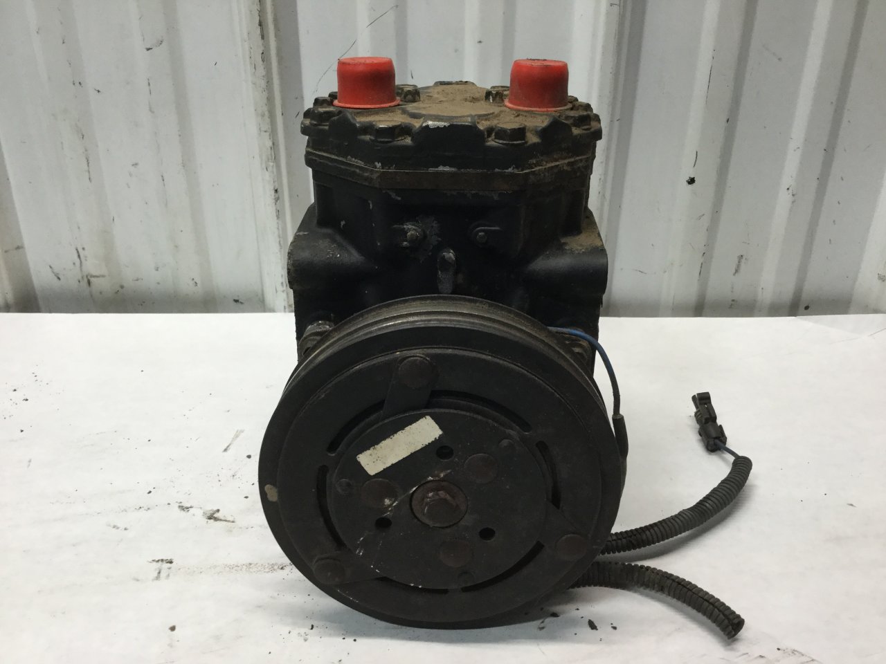 Fld In Comressor 1924008C2 | Freightliner FLD120 Air Conditioner Compressor for Sale