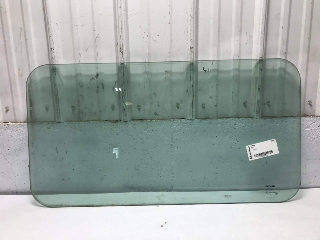 R44-6028 | Peterbilt 579 Back Glass for Sale