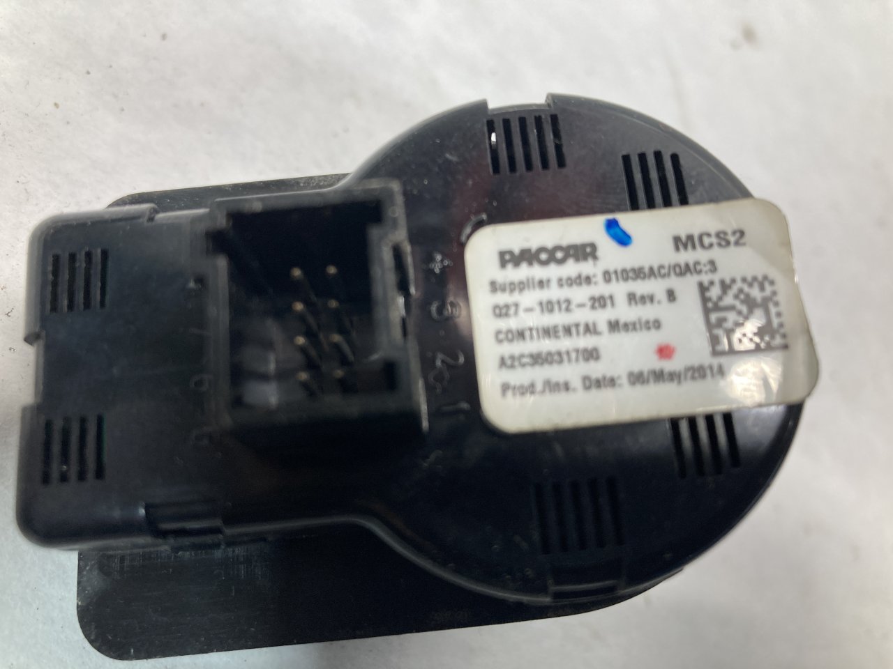 Q27-1012-201 | Peterbilt 579 Dash/Console Switch for Sale