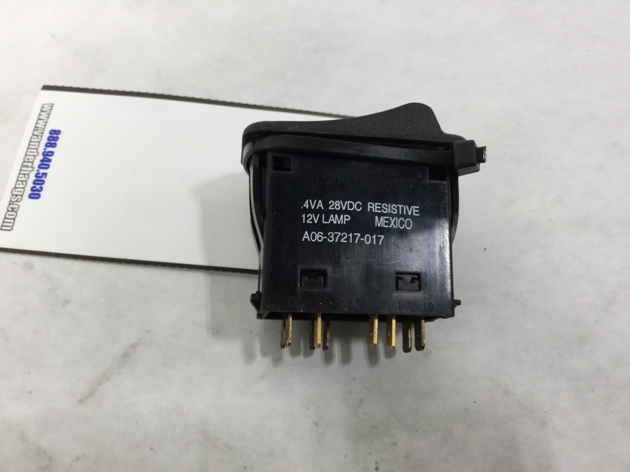 acc1912ページ A06-37217-017 | Freightliner M2 112 Dash/Console Switch for Sale