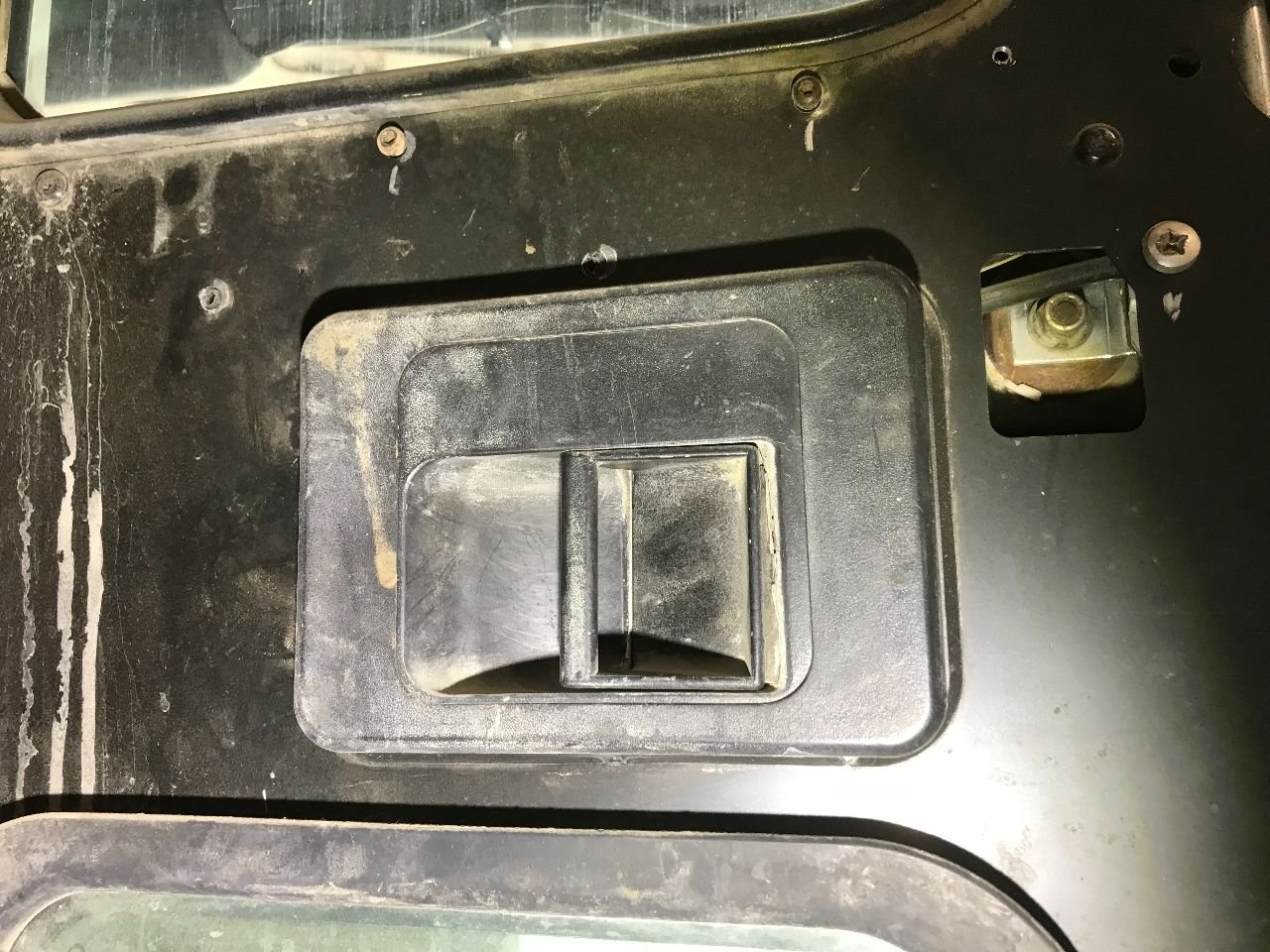 thumbnail image 2 of Dorman 31858RF Front Left Door Handle – Kenworth W900 1981-2006, Chrome, Vent Window 2 of 6