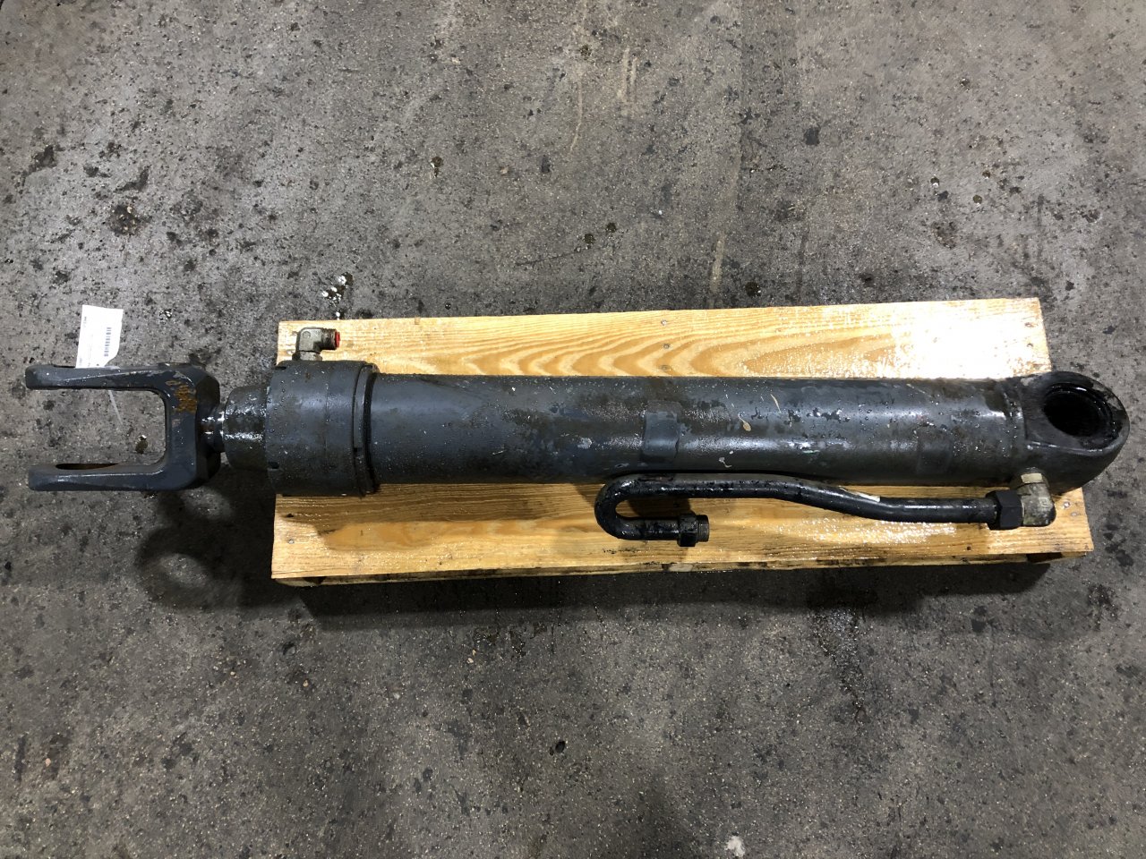 AH227925 John Deere 624K Hydraulic Cylinder for Sale