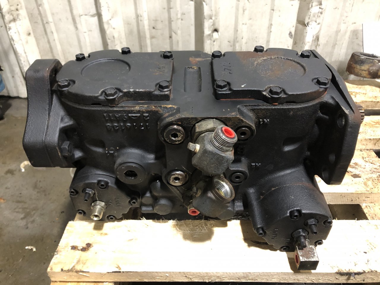 V052161110 Kubota SVL752 Hydraulic Pump for Sale