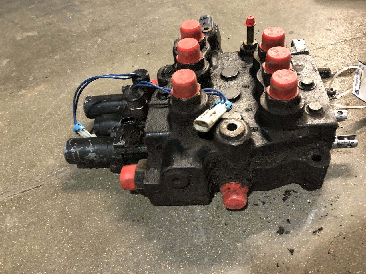 AT321302 John Deere CT322 Hydraulic Valve for Sale