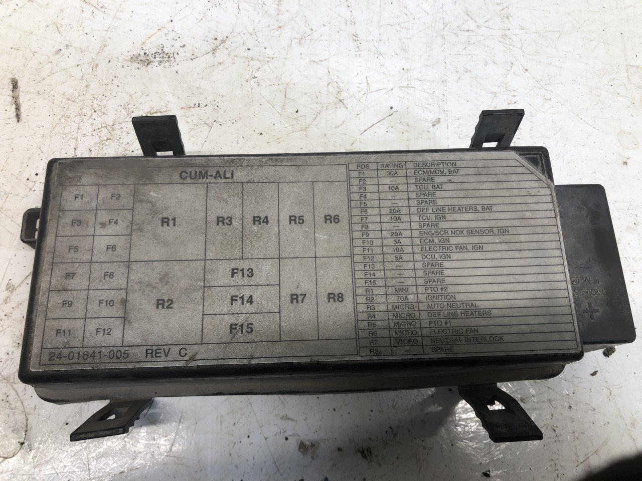 Reliable Remanufactured Fuse Box For 05-06 GMC Chevy 5.3L 6.0L V8 Engine Block