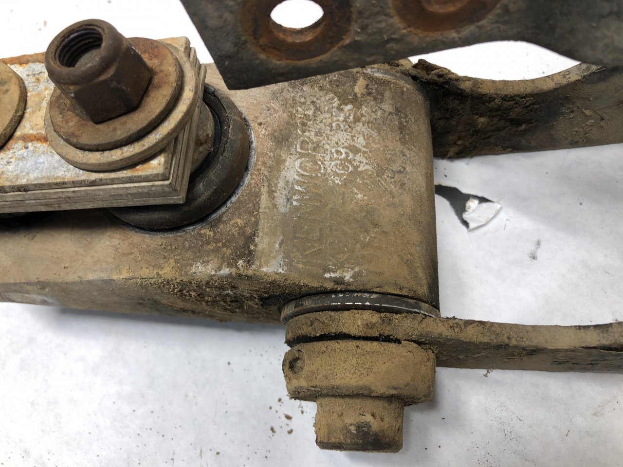 Kenworth T600 Hood Hinge for Sale