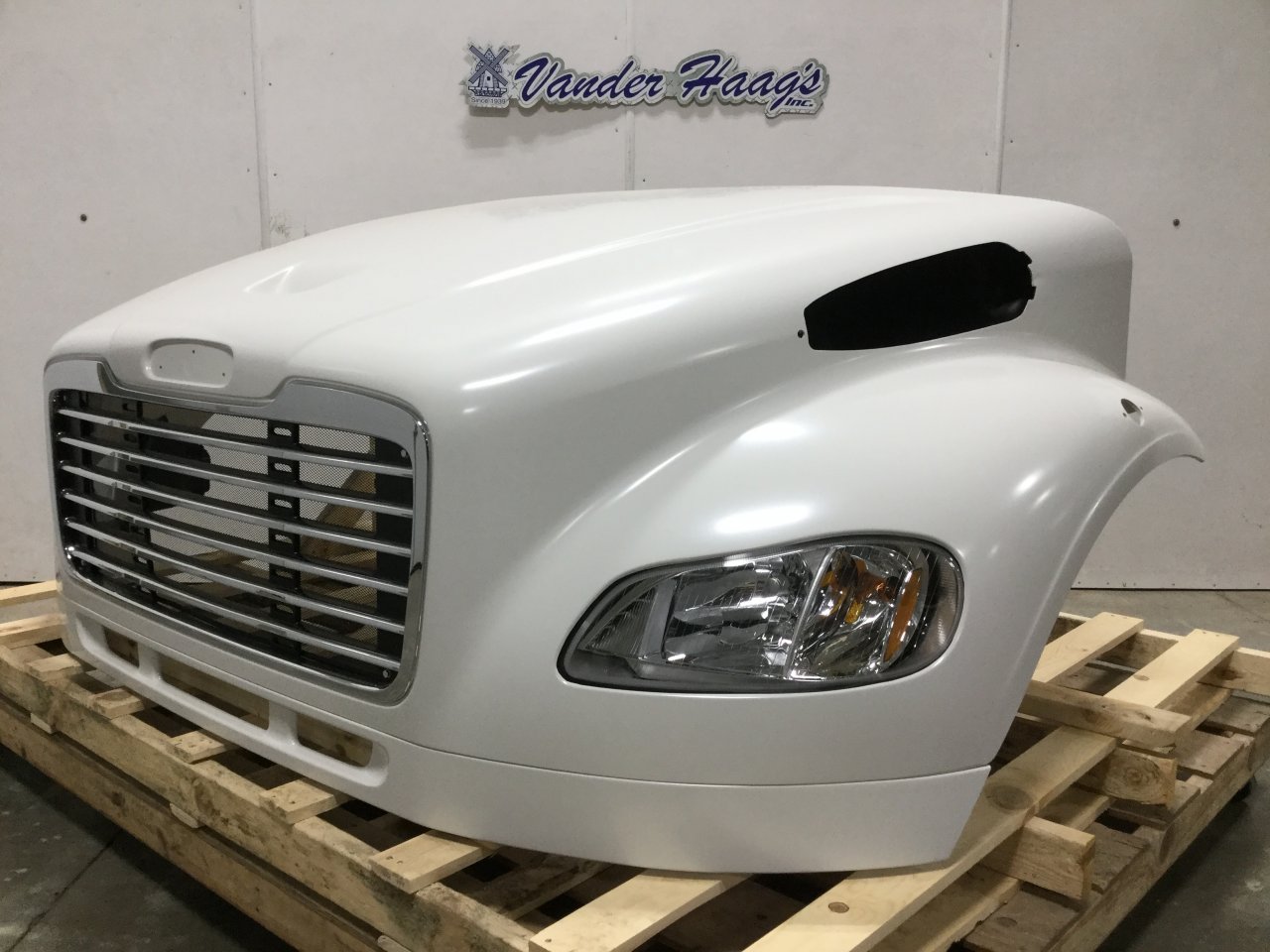 A17-19133-004 | Freightliner M2 106 Hood for Sale 