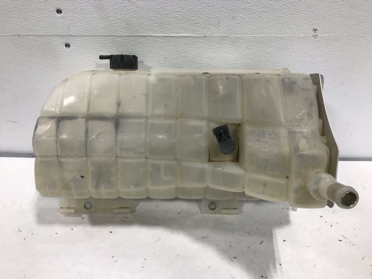 Radiator Overflow Bottle With Cap For Peterbilt, Kenworth – Cummins/Caterpillar – BEHR Style