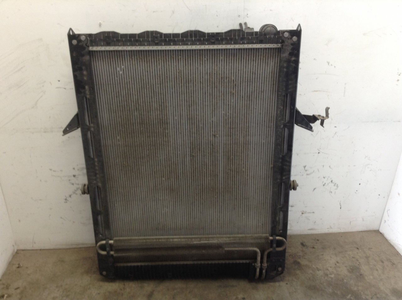 592183 Radiator Volvo VNL Radiator for Sale