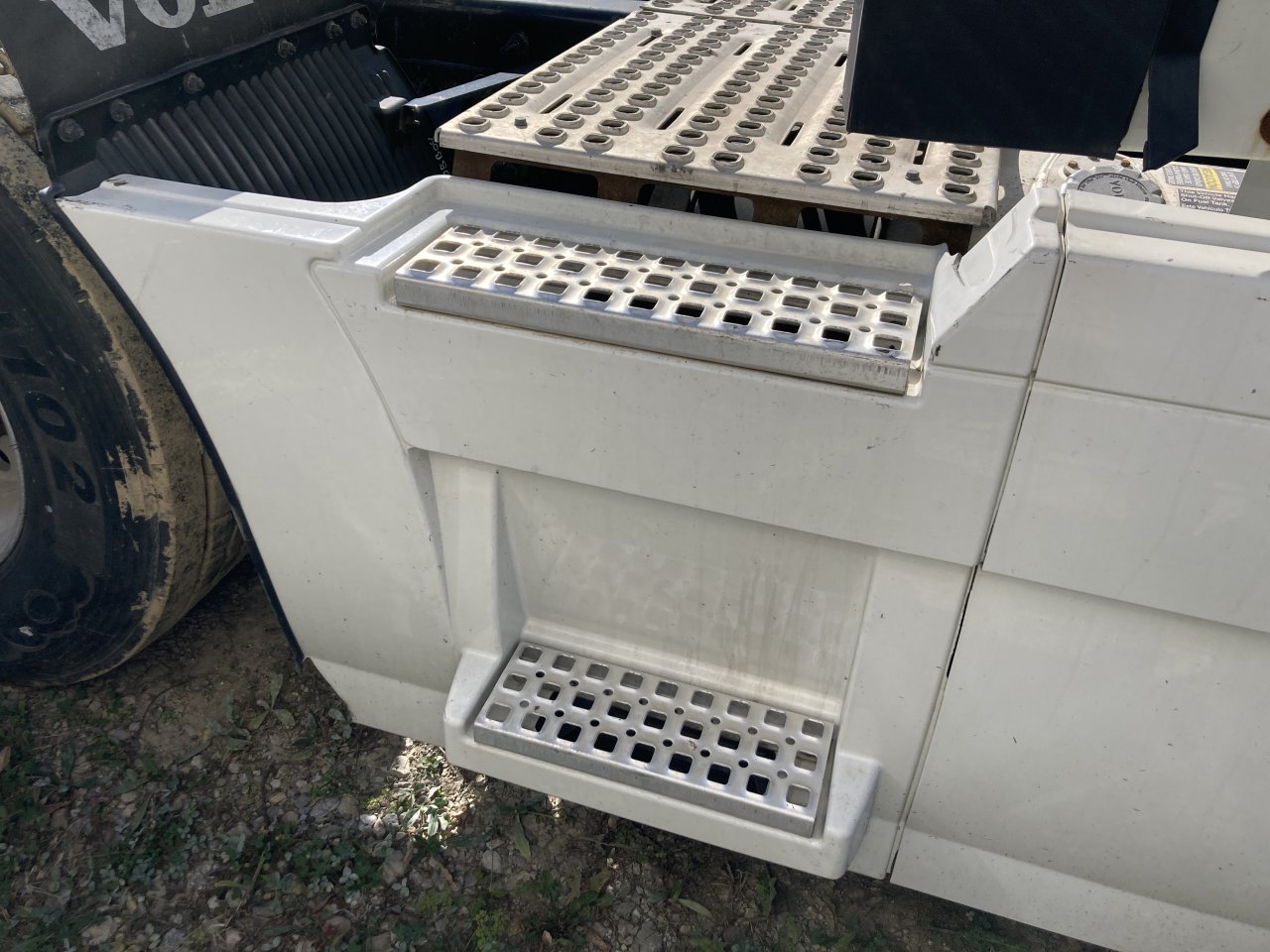 82486807 | Volvo VNL Skirt for Sale