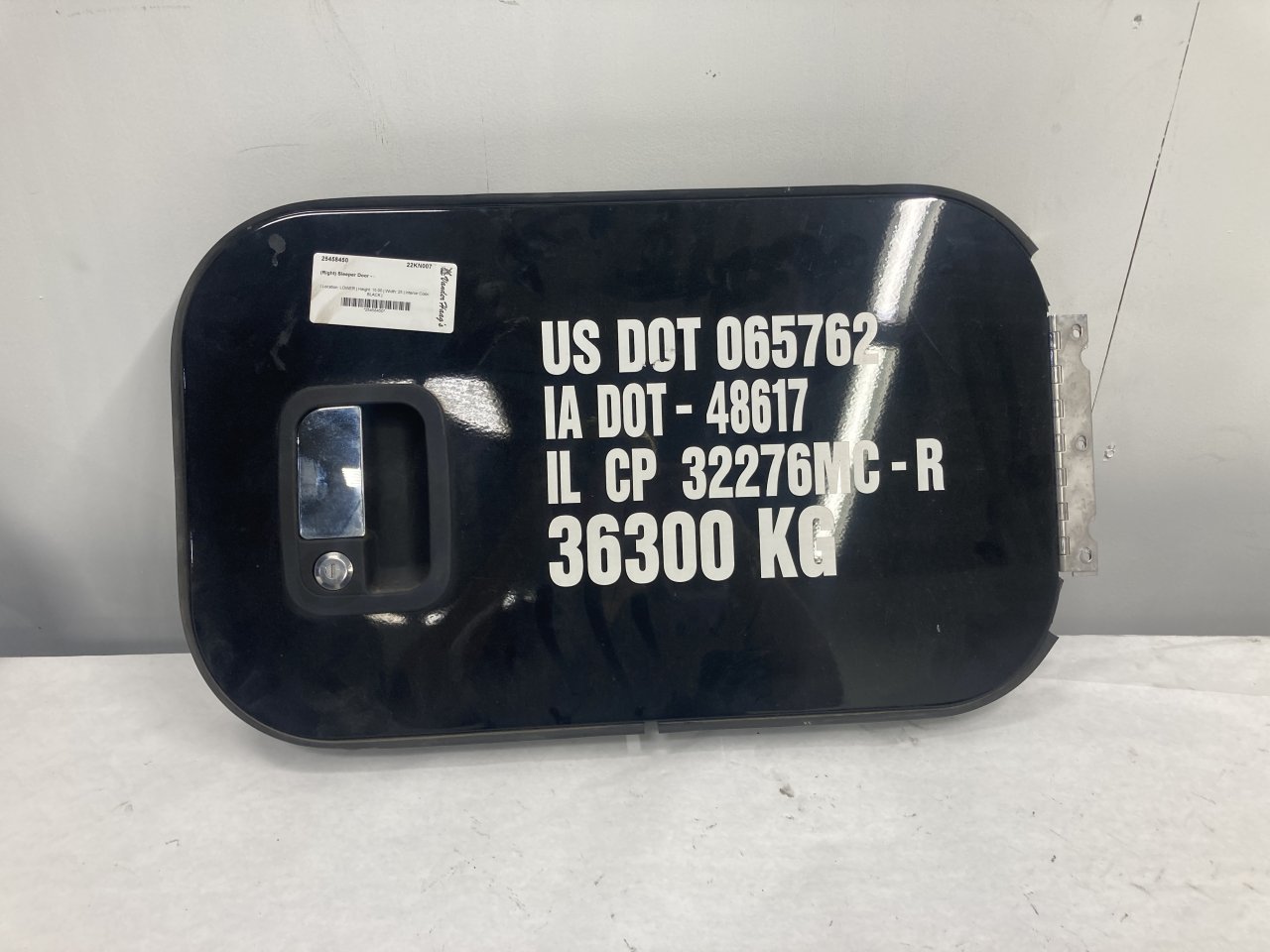 本州外宅内搬入 T25-1051-001R | Kenworth T680 Sleeper Door for Sale