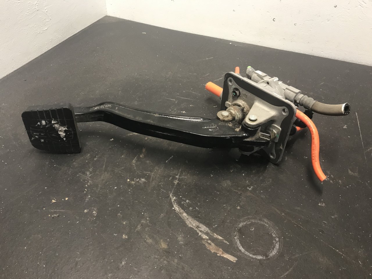 G90-1174-101111110 | Kenworth T680 Foot Control Pedal for Sale