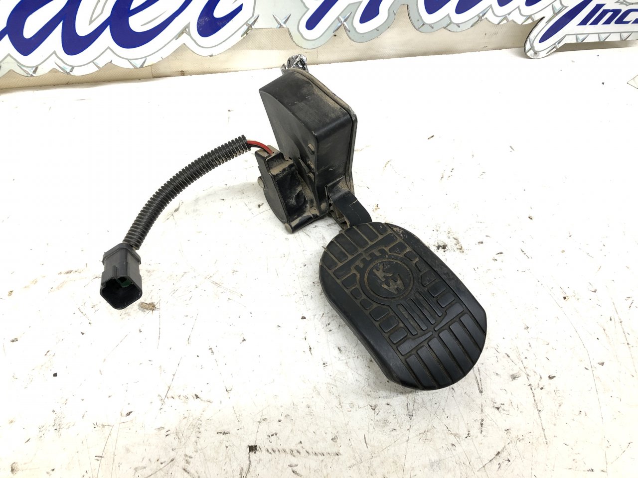 S21-1014 | Kenworth T800 Foot Control Pedal for Sale
