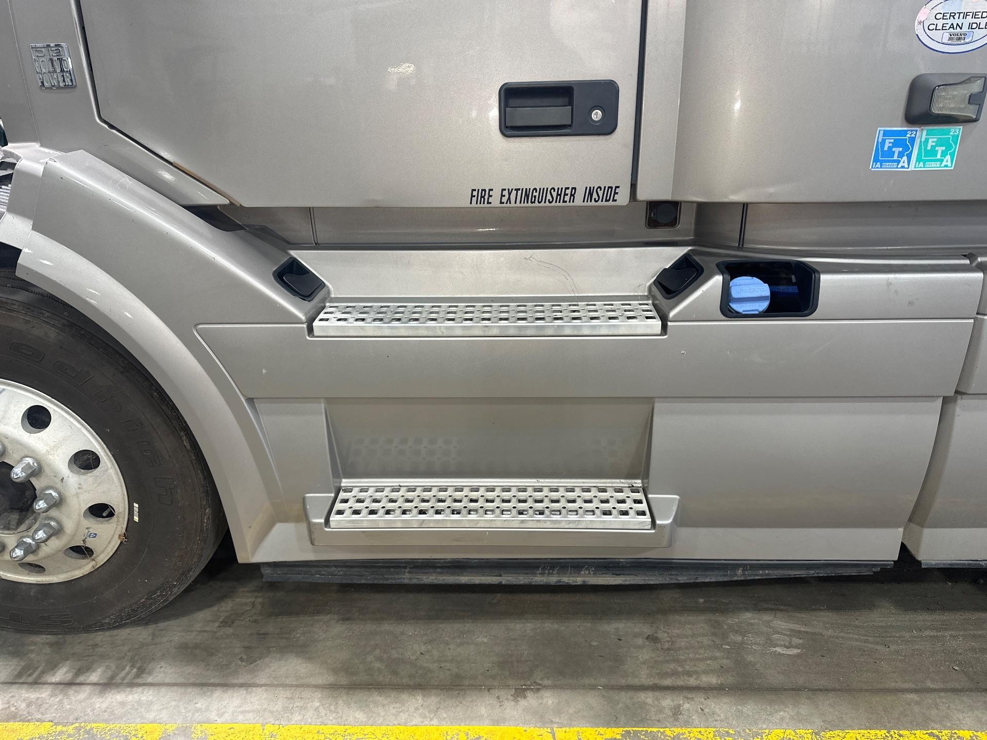 82487576 | Volvo VNL Skirt for Sale