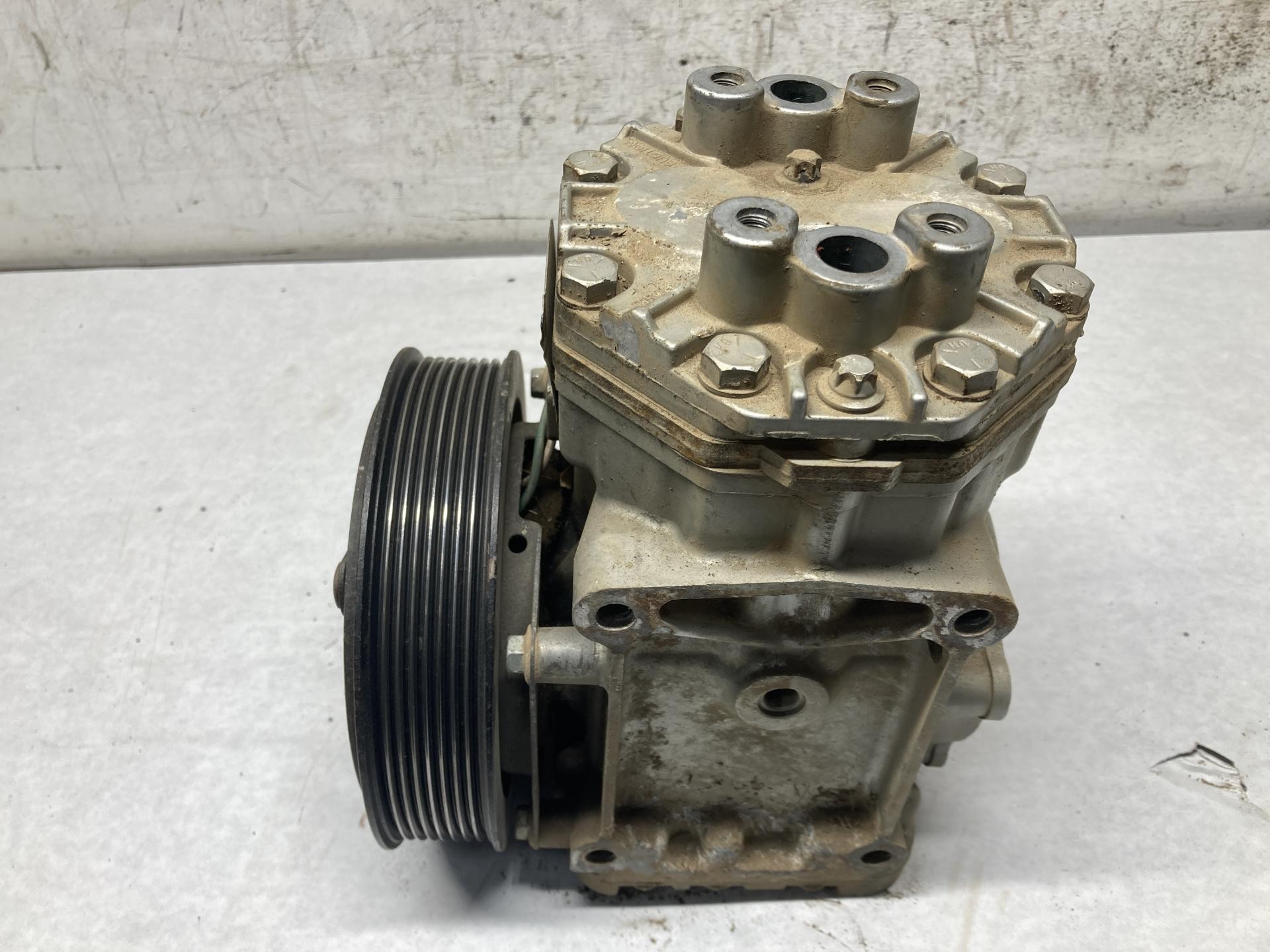 ES210L-25334 | Freightliner C120 CENTURY Air Conditioner Compressor for Sal