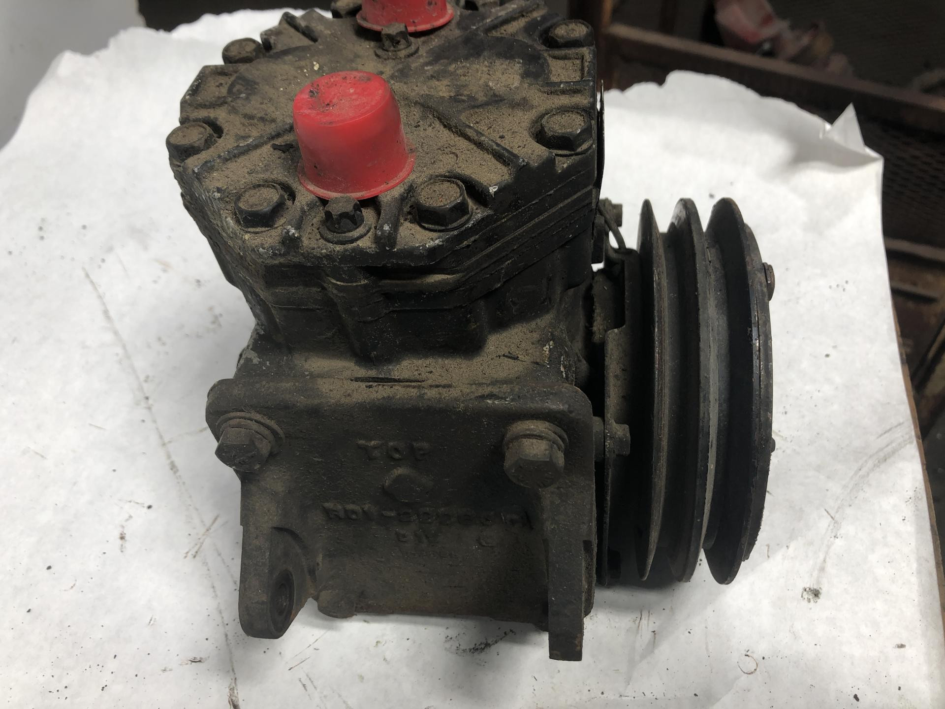 ET210L-25073C | Freightliner FLD120 CLASSIC Air Conditioner Compressor for