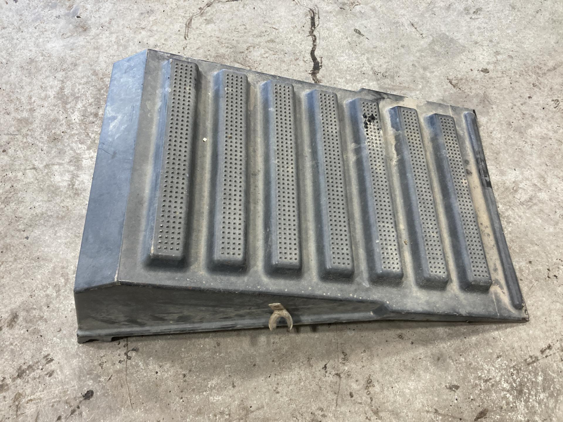 International 8600 Battery Box Cover for Sale