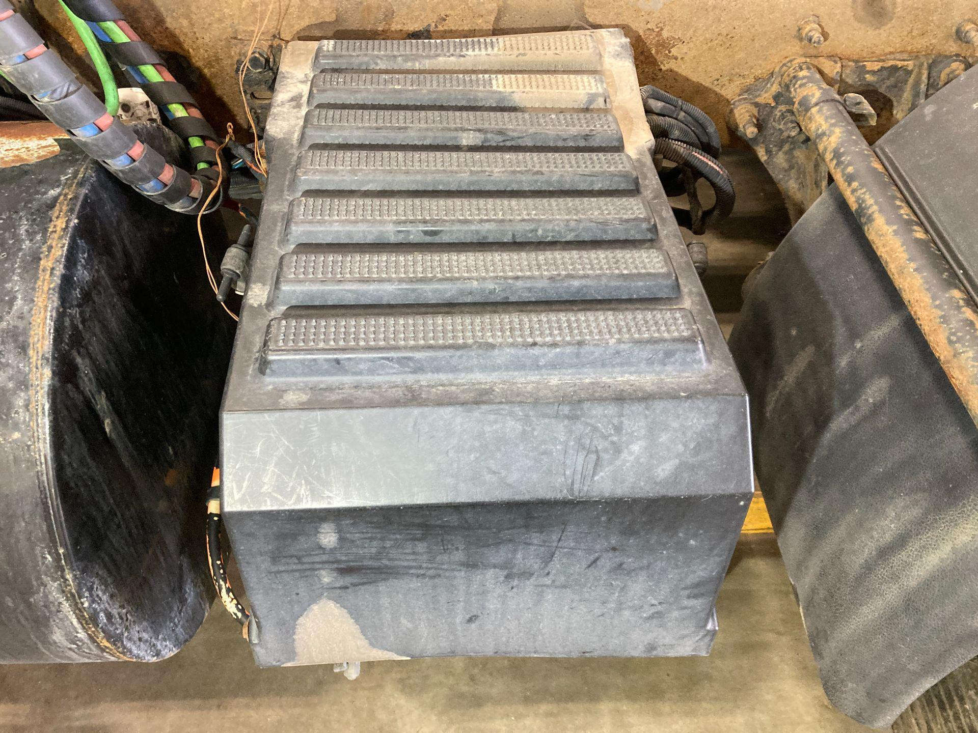 357370C92 International 8600 Battery Box Cover for Sale