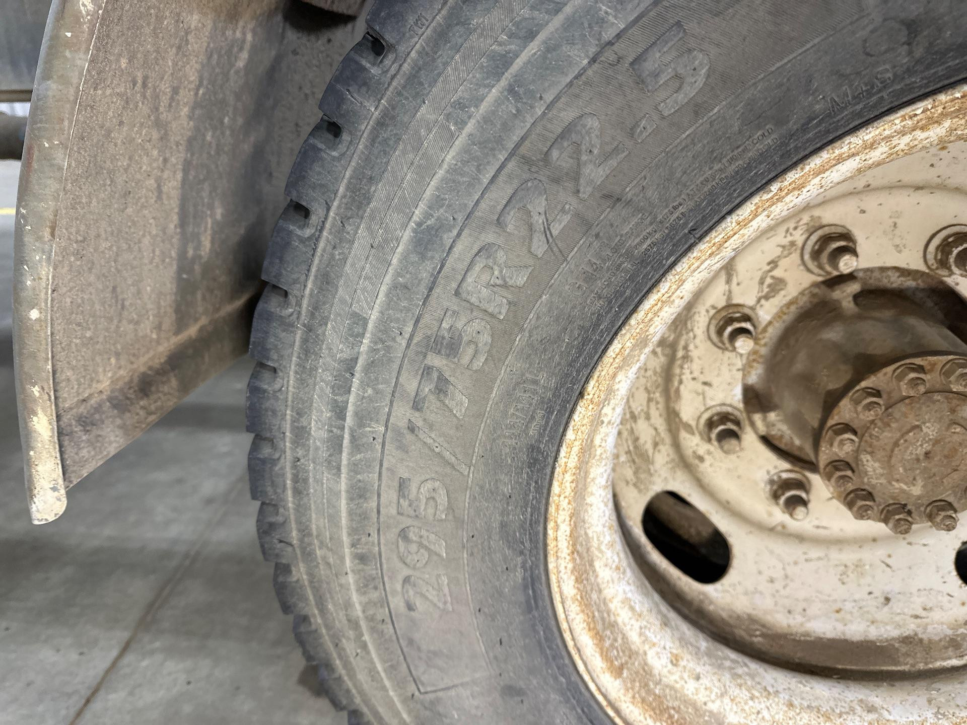 Heavy Duty Semi Truck Tire and Rim for Sale