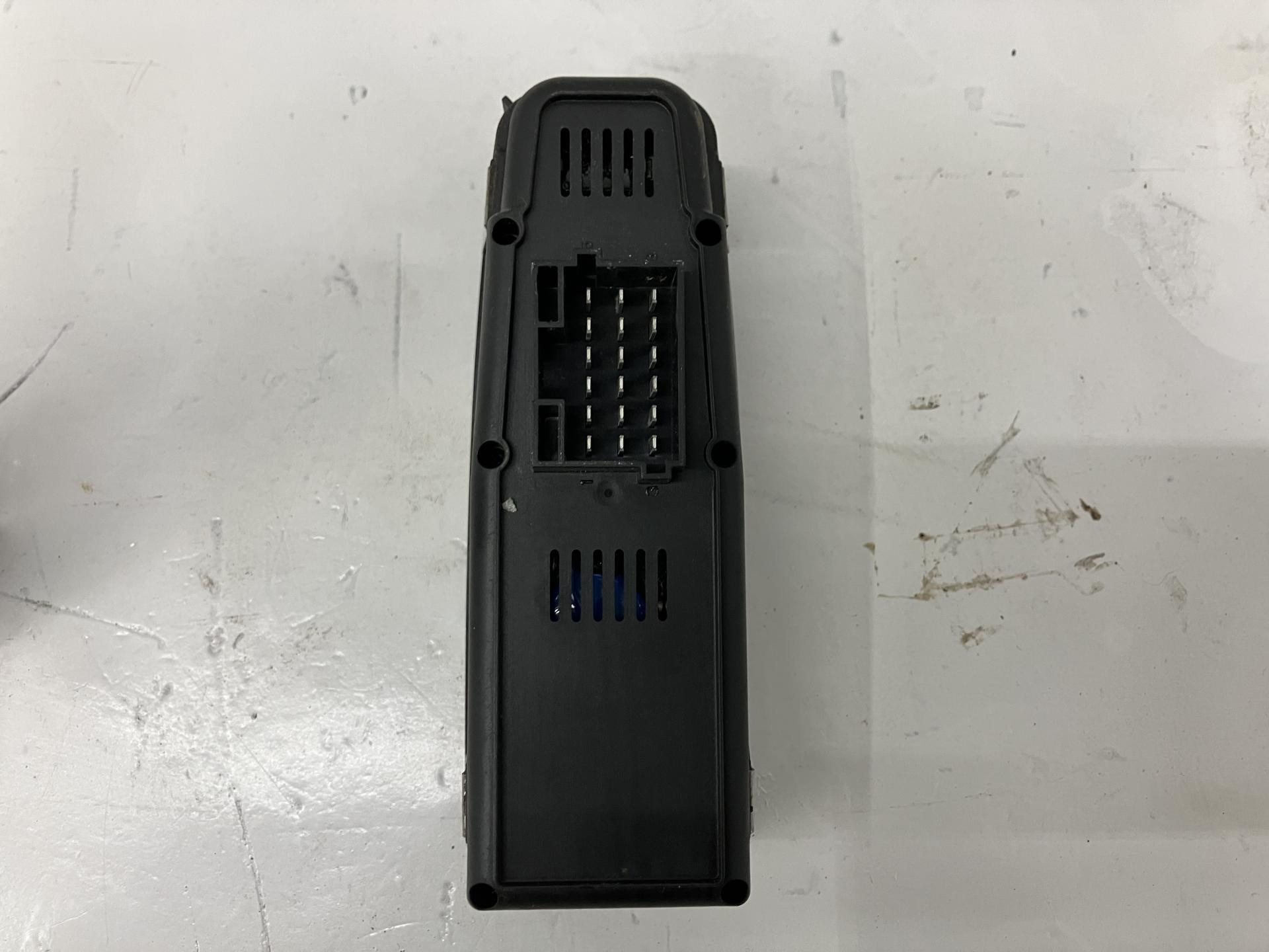 Q27-6092-1202 | Kenworth T680 Door Electrical Switch for Sale