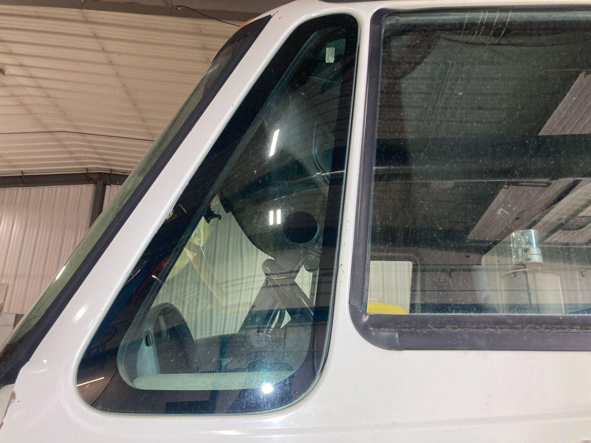 International 8600 Door Vent Glass for Sale