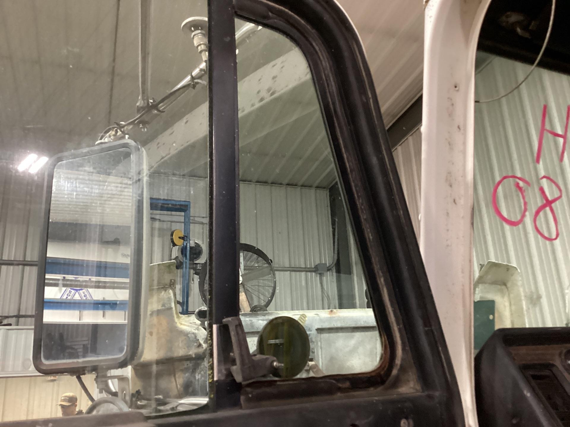 Passenger Front Vent Glass For Freightliner Cascadia Conventional Cab 2008-2024 – K&L, Tempered, DV11617GTN