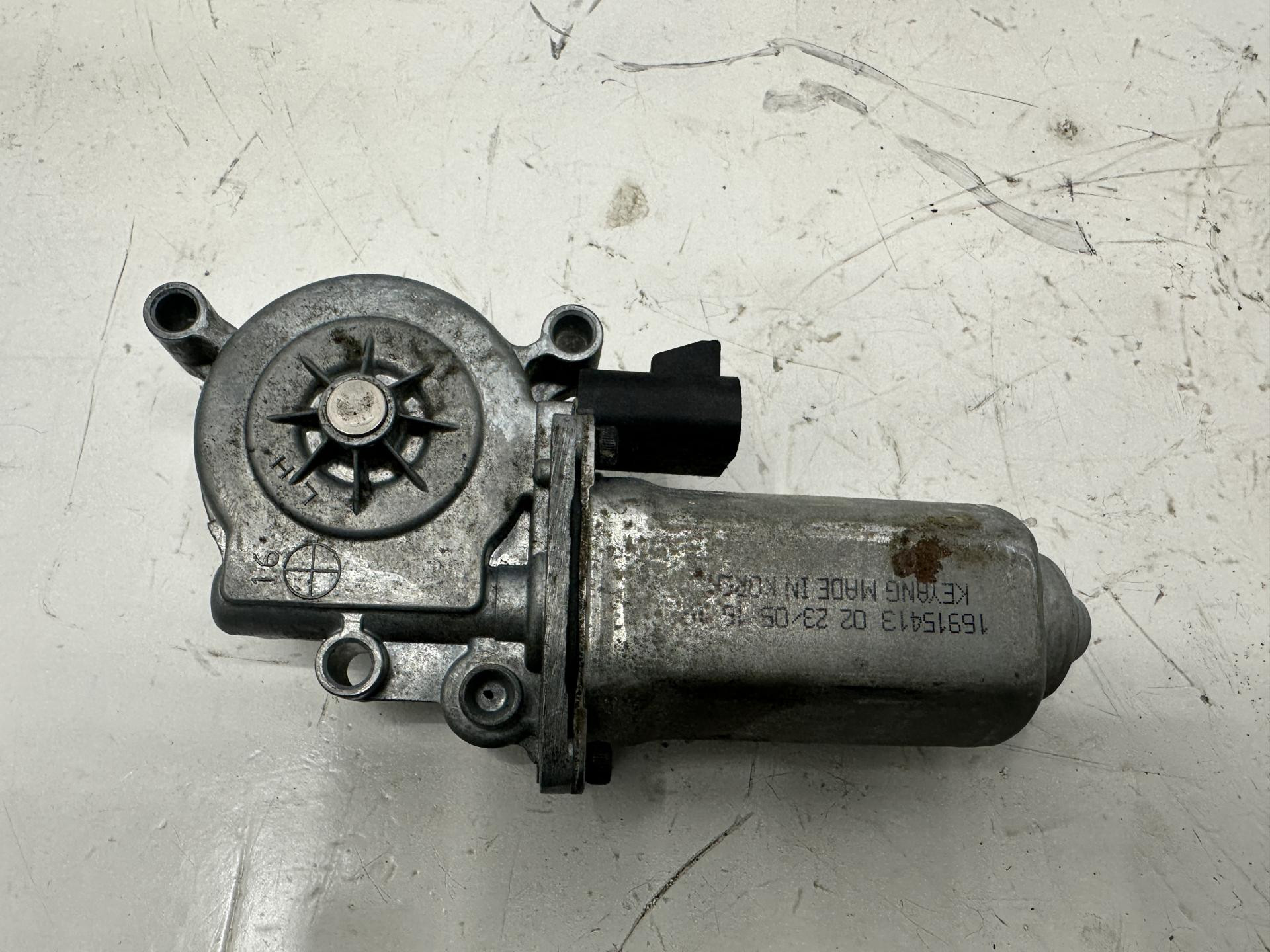 Power Window Regulator With Motor For Freightliner Cascadia - Front Driver Side (A1867226002)