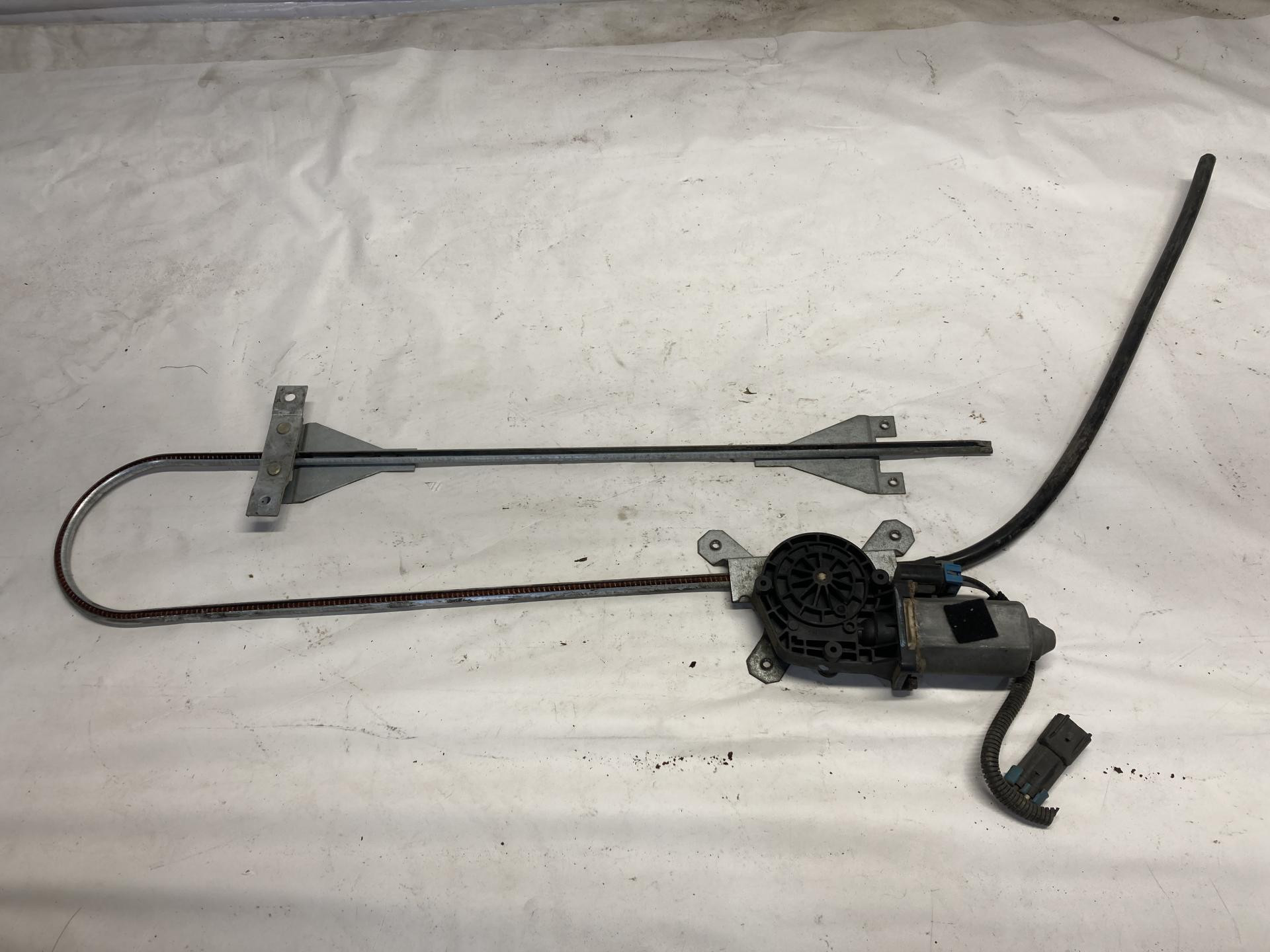 053.68003.02 | Kenworth T800 Front Door Window Regulator for
