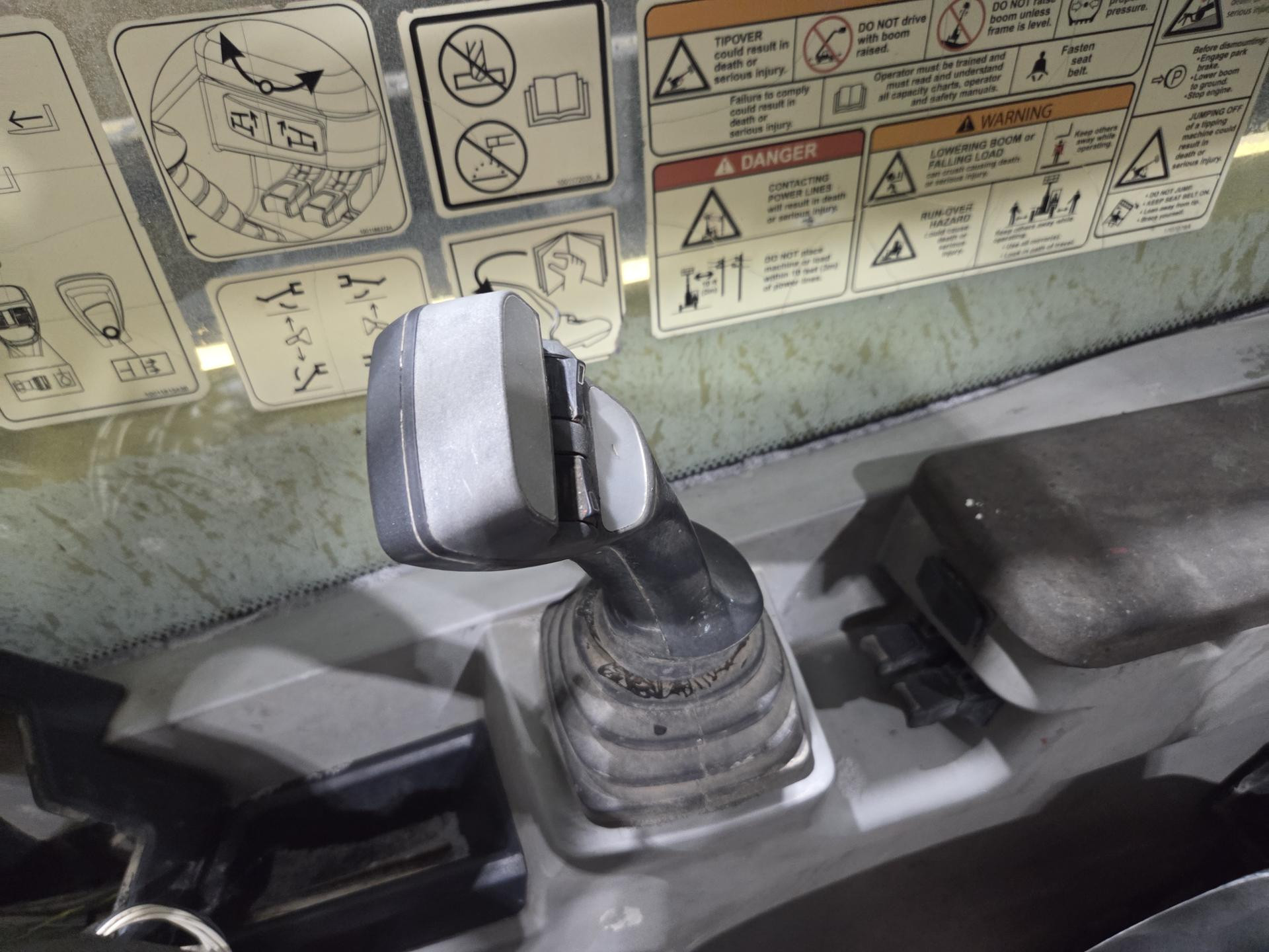 472-7795 | CAT TL943D Controls for Sale