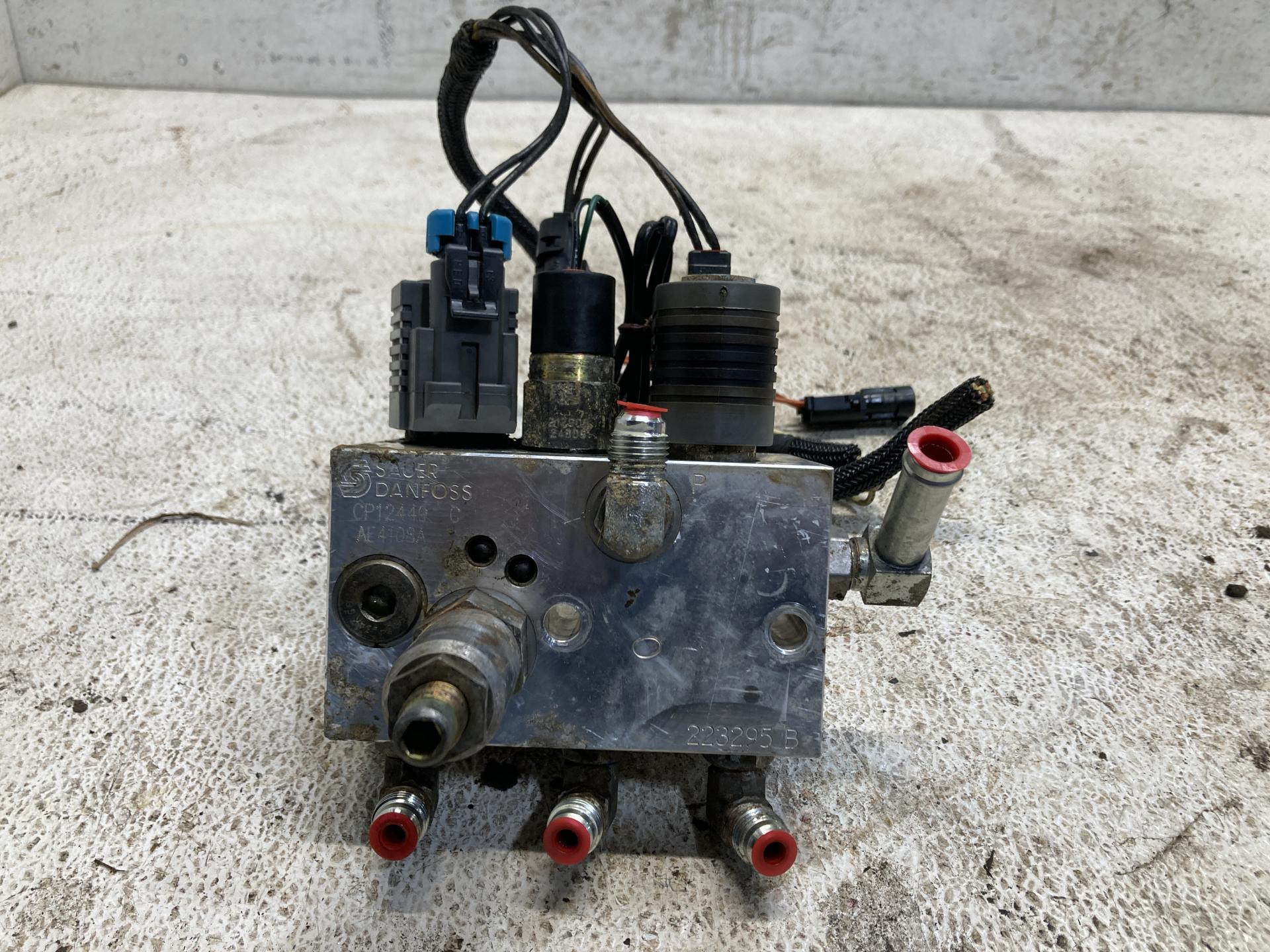 87429625 | New Holland L185 Hydraulic Valve for Sale