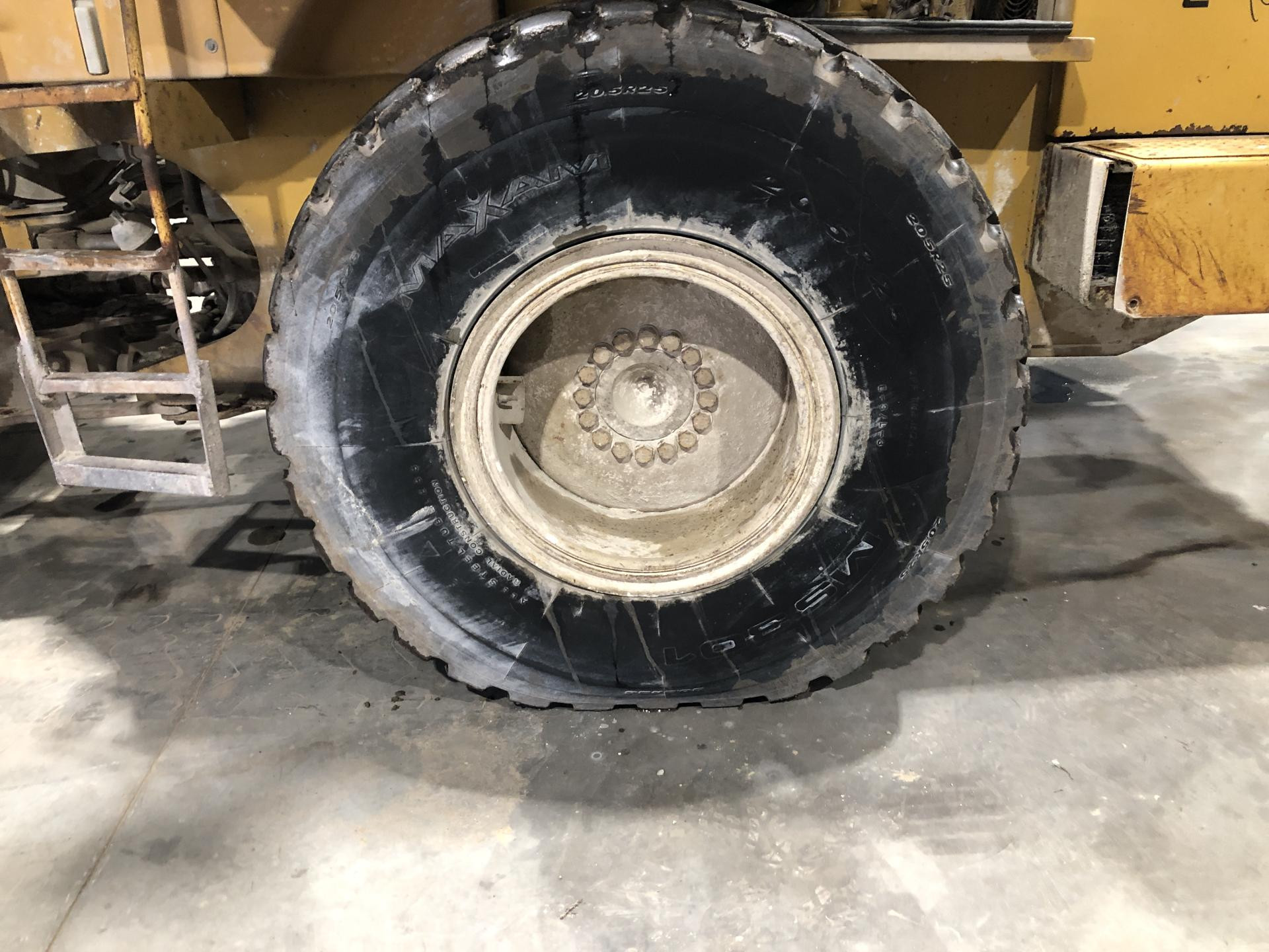 8R-5825 | CAT 928F Tire and Rim for Sale