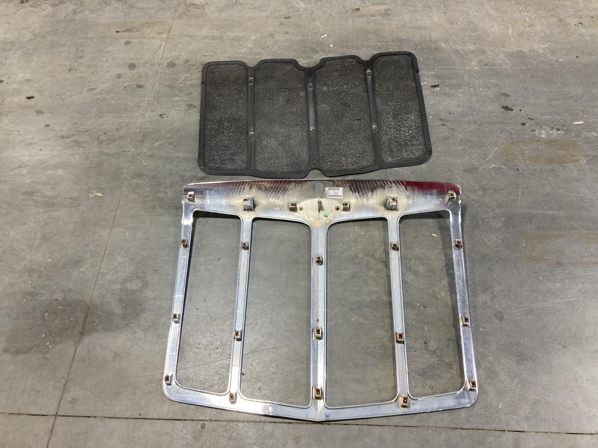 L29-6157-100 | Peterbilt 579 Grille for Sale