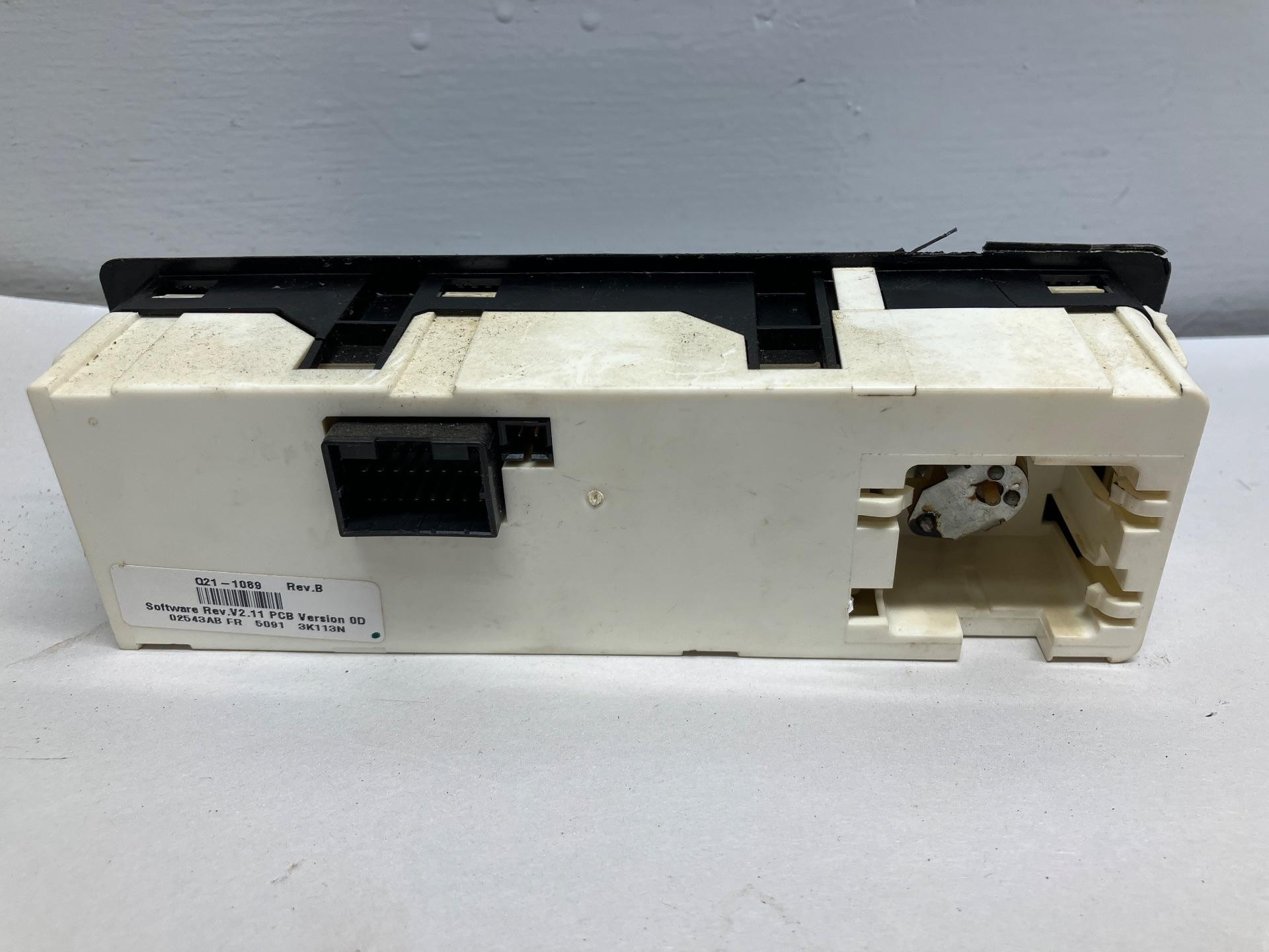 Q21-1089 | Peterbilt 579 Heater & AC Temperature Control for
