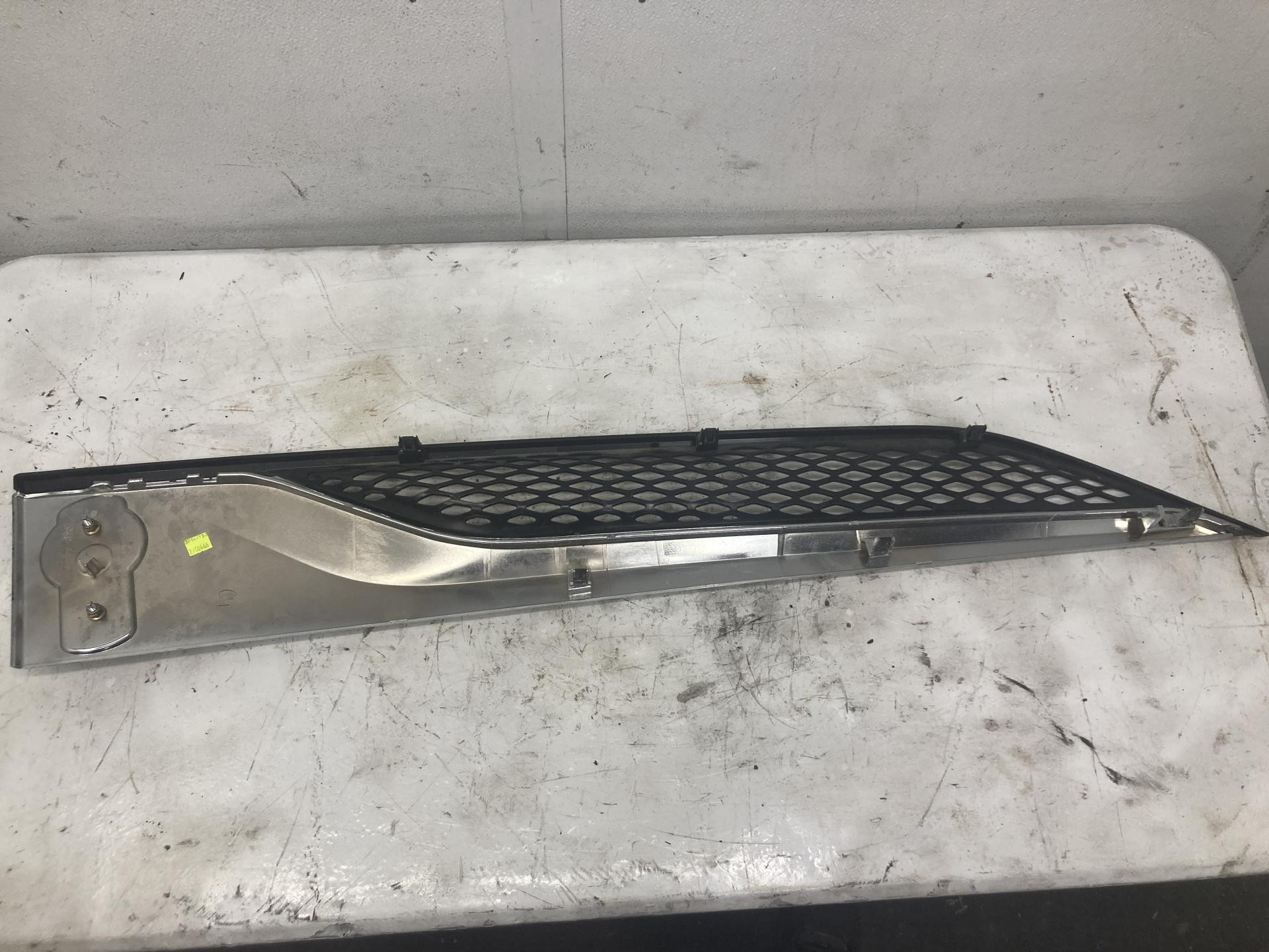 L60-1062 | Kenworth T680 Hood Side Vent for Sale