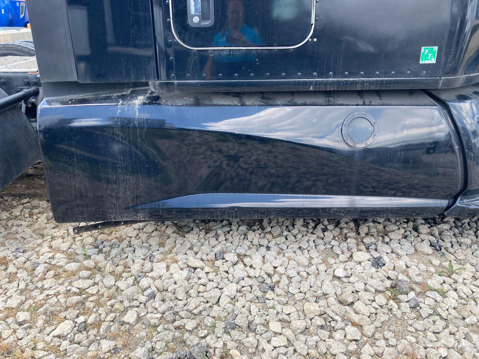 A33-1216-10200R | Kenworth T680 Skirt for Sale
