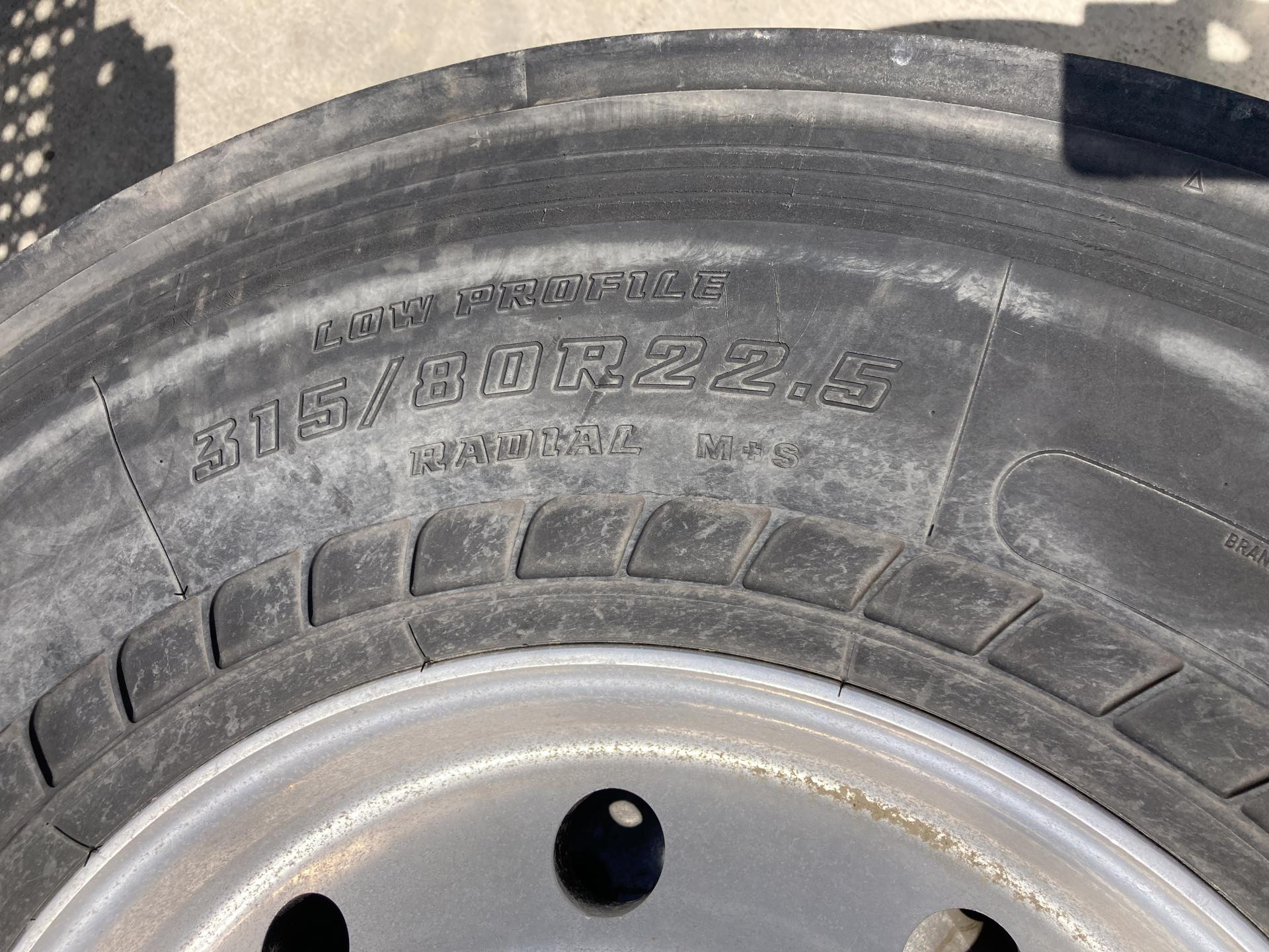Heavy Duty Semi Truck Tire and Rim for Sale