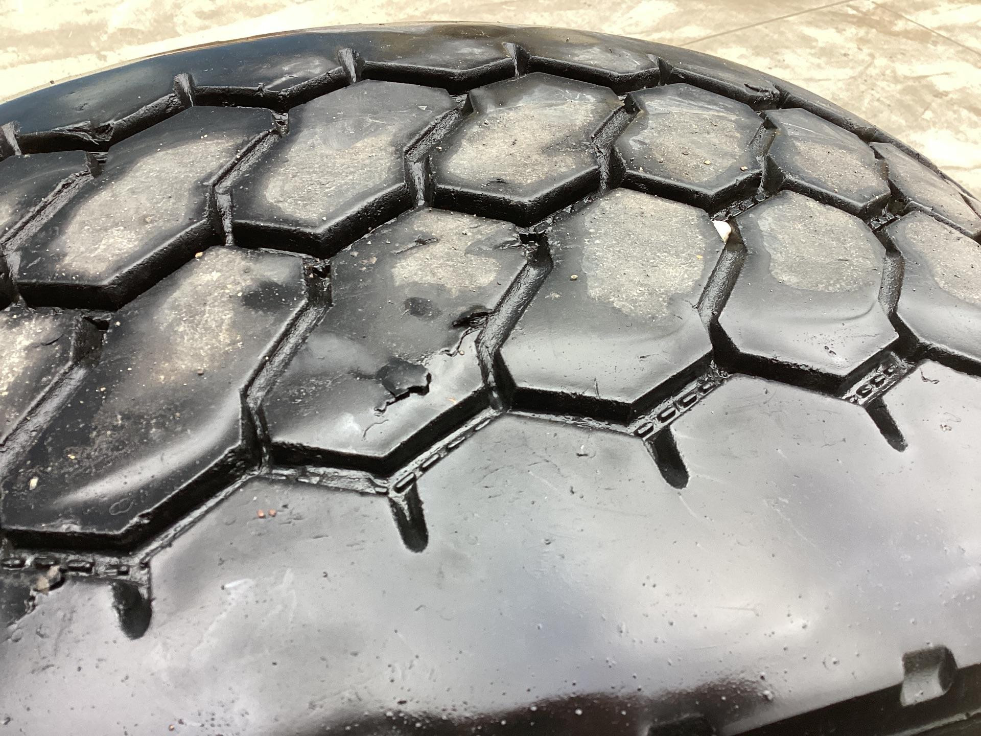Heavy Duty Semi Truck Tire and Rim for Sale