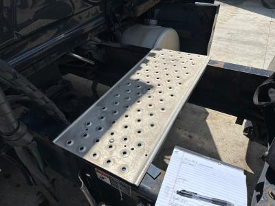Freightliner CASCADIA 13.5 x 33 Deckplate - Used