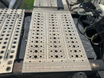 Freightliner COLUMBIA 120 20.25 x 33 Deckplate - Used