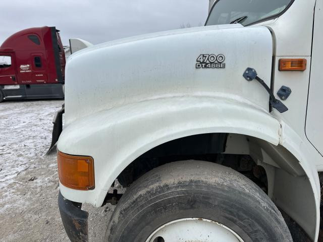 Hood, 1994 International 4900 : White