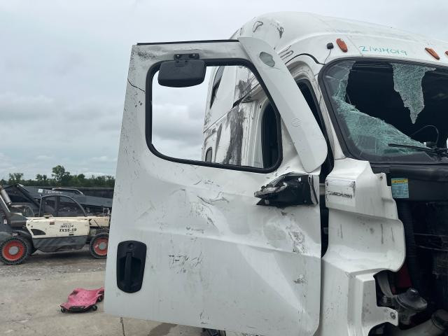 2021 Freightliner CASCADIA Right Door