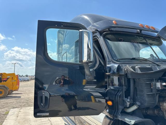 2017 Freightliner CASCADIA Right Door
