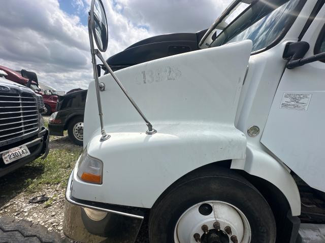 Hood, 2007 Volvo VNM : White