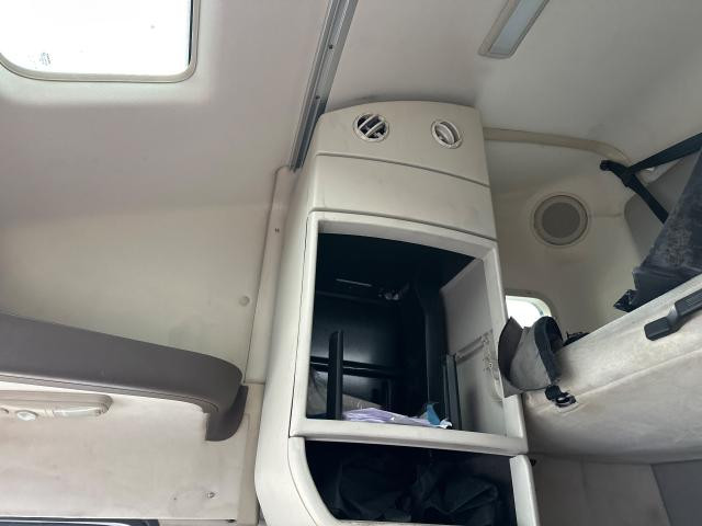 2013 Volvo VNL Right Cabinets