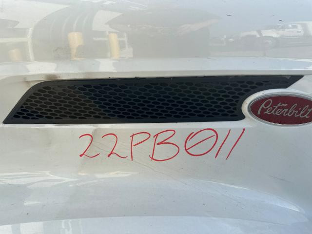 2022 Peterbilt 579 Left Hood Side Vent