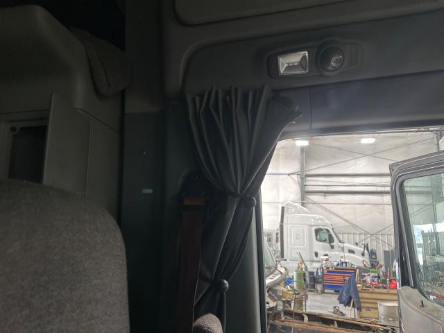 2020 Peterbilt 579 Both Interior, Curtains