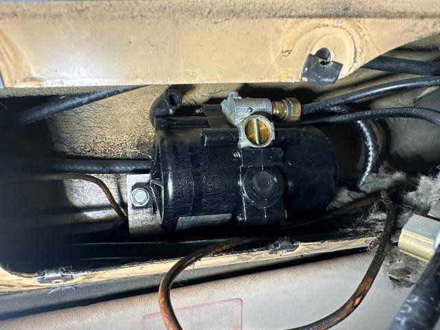 1986 International 9300 Left Wiper Motor, Windshield: Wiper Motor W/ Wiper Arm