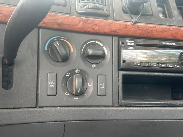 2007 Volvo VNM Heater & AC Temp Control: 3 Knobs, 2 Buttons