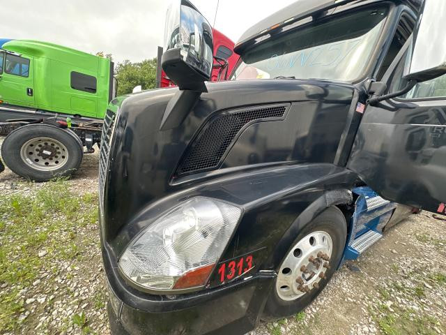 Hood, 2006 Volvo VNL : Black